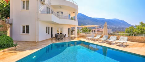 Stately views of stunning property %26amp%3B sparkling pool