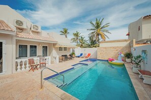 Villa de Leon, suitable for 14 persons. 5 bedrooms, 5 bathrooms (110)