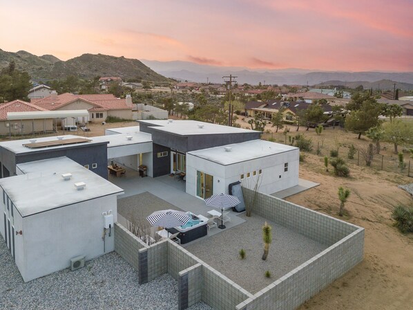 Ishan is an unparalleled modern retreat at the edge of Joshua Tree National Park.