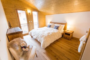 Chalet Louisa Samoens Ensuite king bedroom with ensuite bathroom