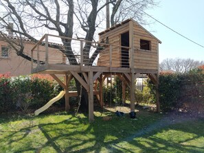 Cabane pour les petits mais aussi les grands avec espace filet pour les siestes!