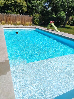 Piscine 9x11 avec volet roulant et petite plage idéale pour les enfants