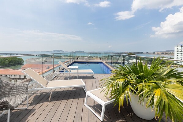 Rooftop pool with 360 views / Piscina de la azotea con vistas 360 