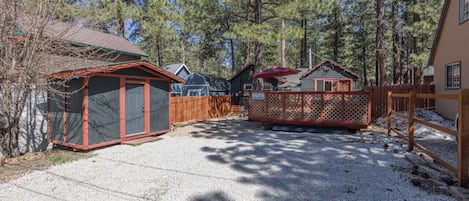 Large gravel stone yard with horse shoe, deck, bbq and spa!