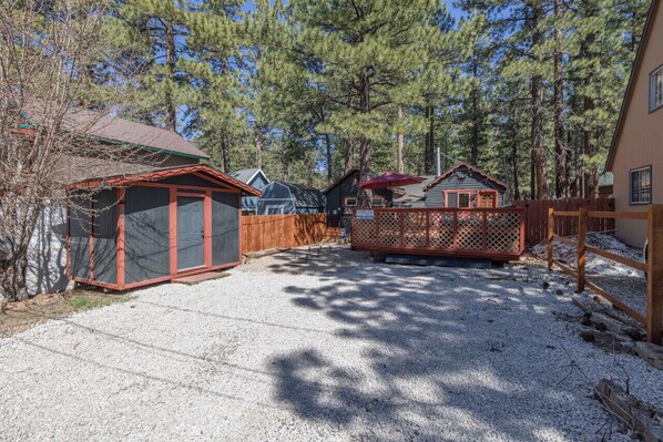 Large gravel stone yard with horse shoe, deck, bbq and spa!