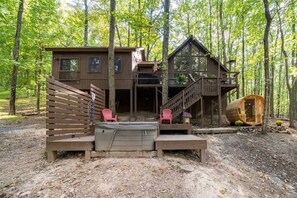 Beautiful cabin - Located in the woods resort!