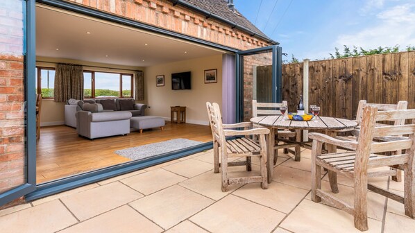 Private Terrace, Little Owl Barn, Bolthole Retreats