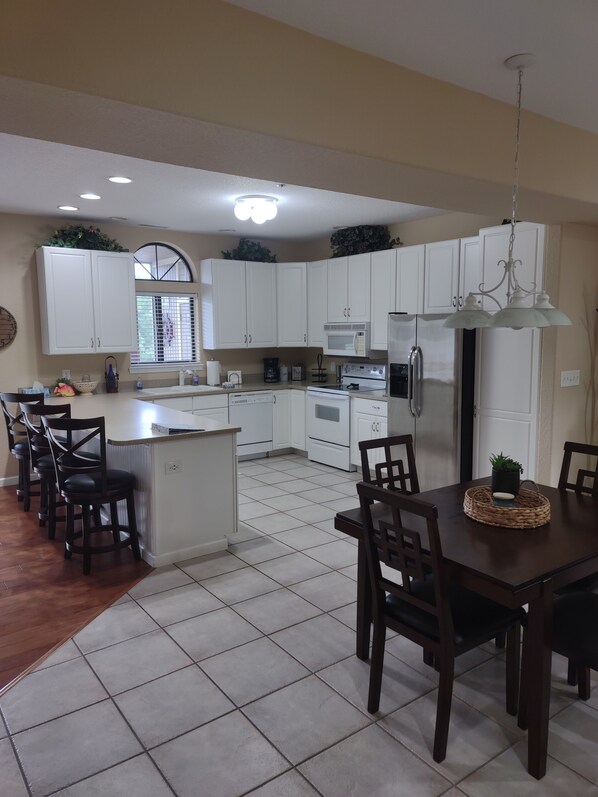 Spacious Kitchen 