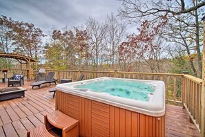 Unwind on the spacious private deck—host a lively barbecue, soak in the hot tub, or simply enjoy the peaceful surroundings with a good book.
