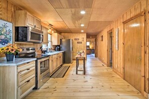 The cabin features a fully equipped kitchen stocked with all the utensils and tools you need to prepare the perfect meal for your family or group.