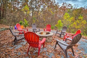 After a day of adventure, gather by the fire pit for s’mores, storytelling, and quality time beneath the open night sky.