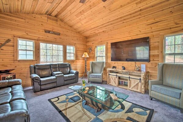 Cozy first-floor living room with a Smart TV, free WiFi, and central A/C & heating—perfect for relaxing and enjoying a movie night with the family or friends. 