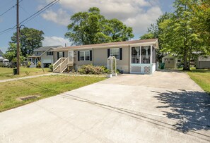 Bring your Boat - there's lots of room for your Boat and Trailer in the huge driveway!