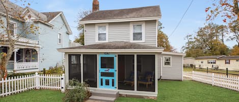 This Charming Cottage even welcomes your Family Dog.