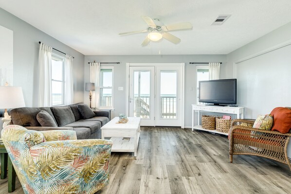 Large windows showcase the great Gulf views