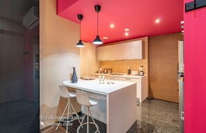 El mobiliario, la decoración y los servicios pueden variar ligeramente.