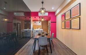 El mobiliario, la decoración y los servicios pueden variar ligeramente.