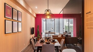 El mobiliario, la decoración y los servicios pueden variar ligeramente.