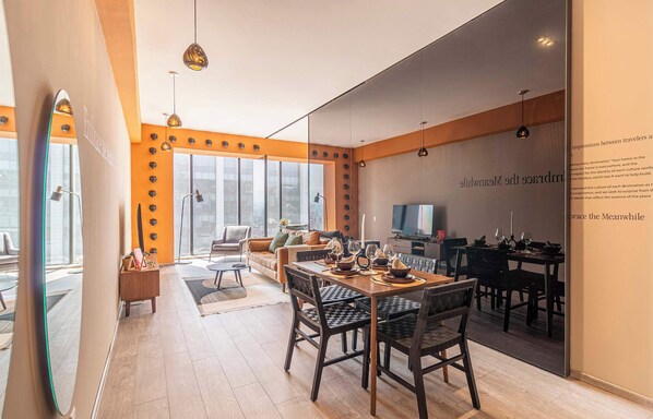 El mobiliario, la decoración y los servicios pueden variar ligeramente.