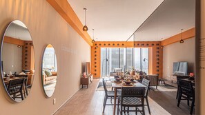 El mobiliario, la decoración y los servicios pueden variar ligeramente.
