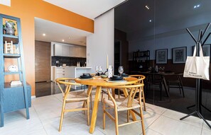 El mobiliario, la decoración y los servicios pueden variar ligeramente.