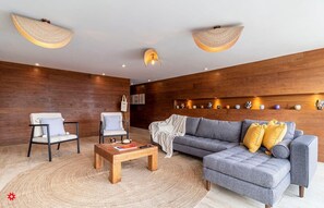 Furnishings, decor and amenities may slightly vary.