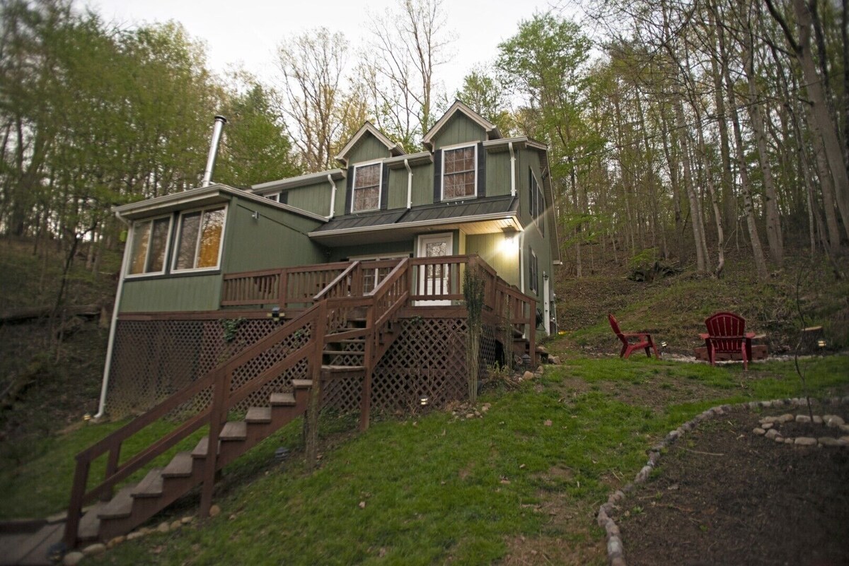 Cabin near River, Firepit, Family-friendly, WiFi, Great Location, Veteran owned!