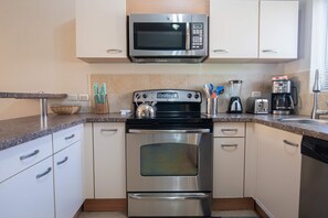 Discover the joy of cooking in our well-equipped kitchen. With fridge, oven, stove and dishwasher.