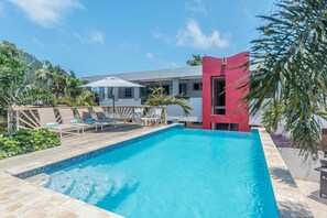Enjoy the beautiful Aruban weather outside in the backyard whether that be lounging by the pool or relaxing on the sectional while waiting for some BBQ.