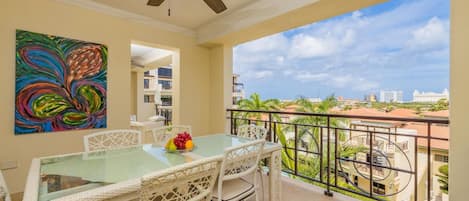 Enjoy the beautiful Aruban weather outside on the balcony 