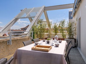 Eigentum, Pflanze, Gebäude, Himmel, Blau, Schatten, Holz, Die Architektur, Interior Design, Stuhl