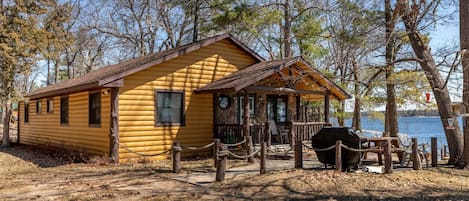 Facade of the Lakefront Cabin