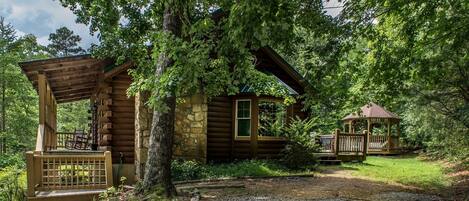 Exterior view of cabin - Welcome to Country Romance