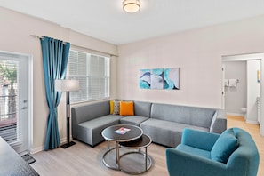 Stunning Living room of the townhouse in Orlando - Enjoy quality time together wile relaxing on the cozy sofas - Amidst stylish décor and comfortable furnishings, creating cherished memories in the heart of the Orlando.