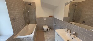 Ensuite Wannenbad zum Schlafzimmer