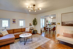 Living Room | Smart TV | Record Player