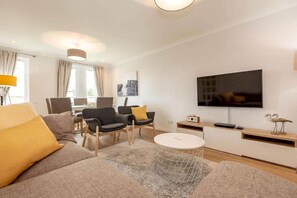 Open-Plan Living and Dining Area at 5 Abbey Villa, St Andrews 