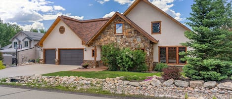 Cherry Drive - a SkyRun Steamboat Property - Welcome to Cherry Drive! Your home away from home in beautiful Steamboat Springs! - Large home, driveway, green lawn, large trees.