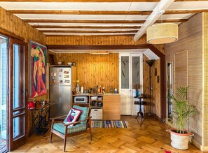 Kitchenette with all the needed essentials: Microwave, oven, fridge, etc