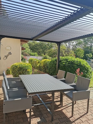 Terrasse donnant sur la piscine et le jardin