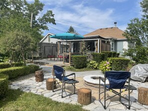 Awesome backyard with fire pit, hot tub / Jacuzzi, Sauna, hammock etc.