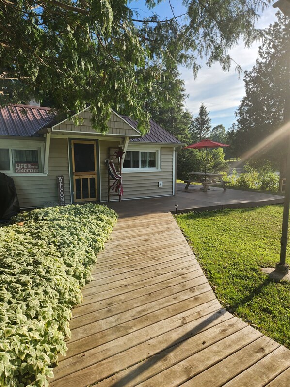 Your escape from the hustle! Our inviting tiny cottage home. 
