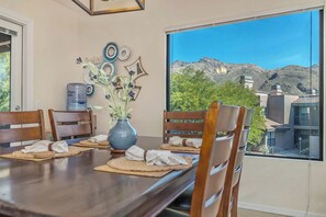 Enjoy festive meals with stunning views of the Catalina Mountains in our dining area, featuring seating for six. The perfect setting to savor your holiday meals while taking in the breathtaking scenery!