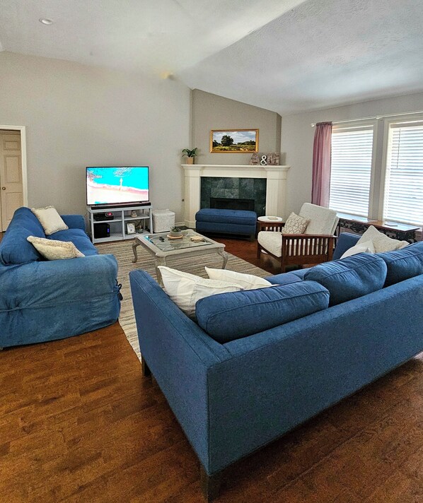 Spacious great room; 50" rokuTV, free YouTubeTV, Chromecast, soundbar & blankets