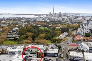 Centrally located and walking distance to Auckland's hot spots.
Sits on the Ponsonby ridge with 270 degree views.
Peaceful position in quiet one way lane