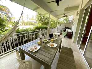 Wide and comfortable balcony / Amplia y comodo balcon 