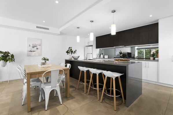 Kitchen & Dining