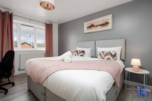 2 Single Bedroom/ 1 Super King Bedroom available on request - Full beddings, linens, towel included. - Power Socket by the bed - Comfortably heated room - Strong wifi - Workstation - Extra linen can be provided on request.