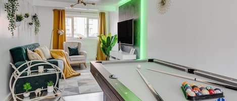 Living room  - 50'  Smart TV loaded with Netflix, HDMI cable, ambient lighting,  extra fast wifi & a Pool table - Complimentary tea & coffee available for your enjoyment