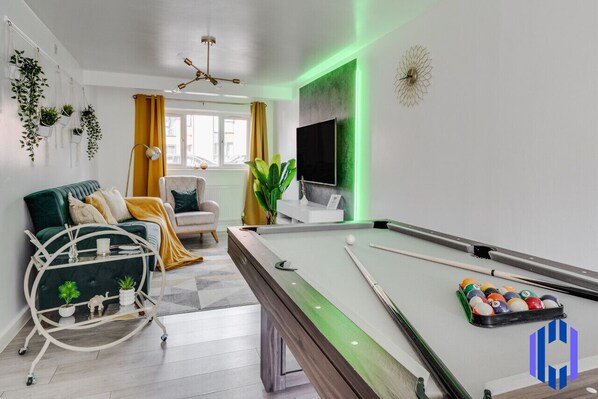 Living room  - 50'  Smart TV loaded with Netflix, HDMI cable, ambient lighting,  extra fast wifi & a Pool table - Complimentary tea & coffee available for your enjoyment
